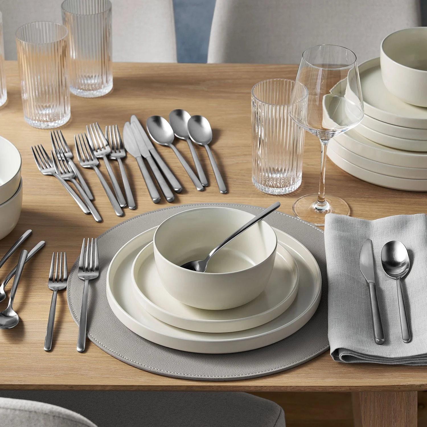 Member's Mark Premium 20-Piece 18/10 Stainless Steel Modern Flatware Set, Assorted Finishes - Image 10