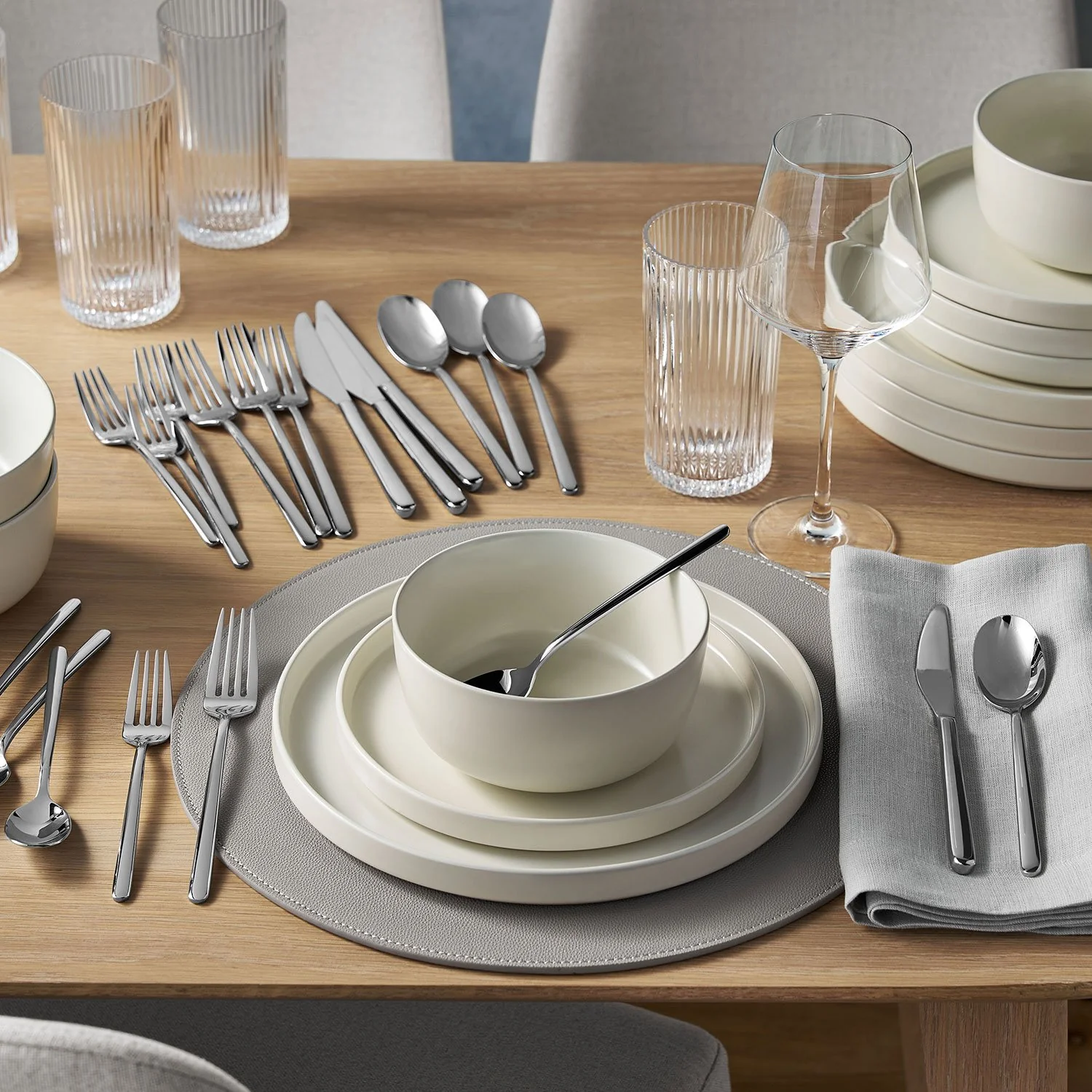 Member's Mark Premium 20-Piece 18/10 Stainless Steel Modern Flatware Set, Assorted Finishes - Image 3